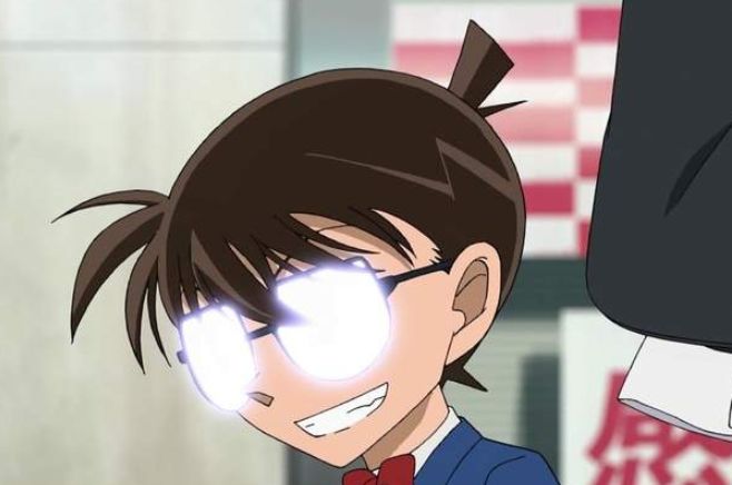 《名侦探柯南》中江户川柯南所戴上的会在很多时候发光的眼镜,这名