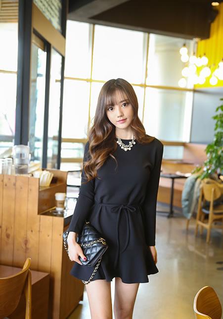 女神孙允珠搭配时尚—黑色简约雪纺连身短裙