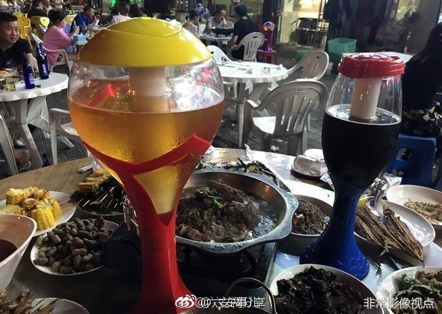六安上千市民街头撸串喝啤酒看世界杯,大排档通宵生意火爆![干杯]