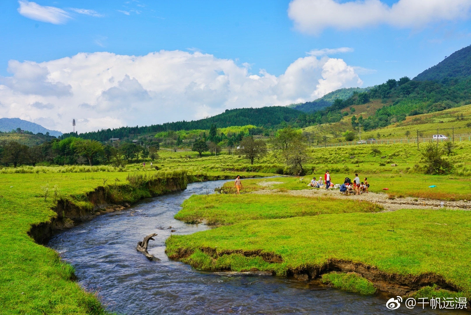 "诗蜜瓦底"是傈僳语,意为美丽的黄草坝.位于盈江县苏典乡