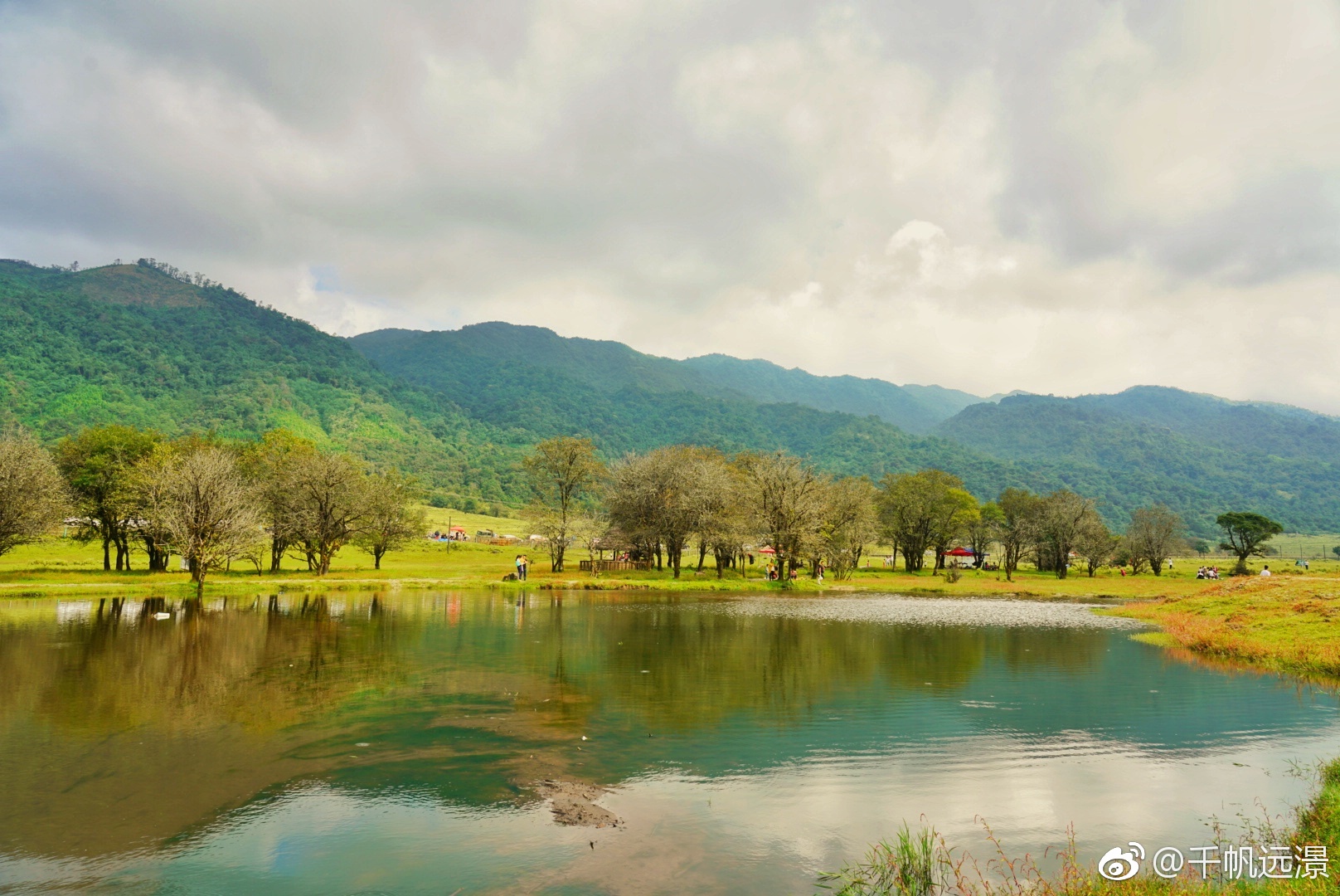 "诗蜜瓦底"是傈僳语,意为美丽的黄草坝.位于盈江县苏典乡