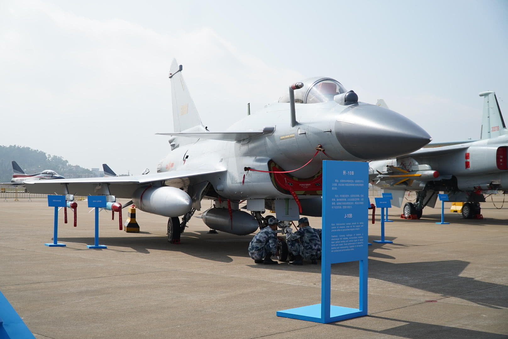 珠海航展现场细品中国空军歼-10b战机:铆钉工艺超赞!