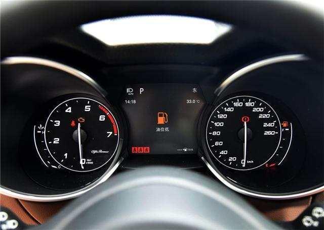 5500转就到了红线区,右边时速表,速度表底260km/h,中间是行车信息显示