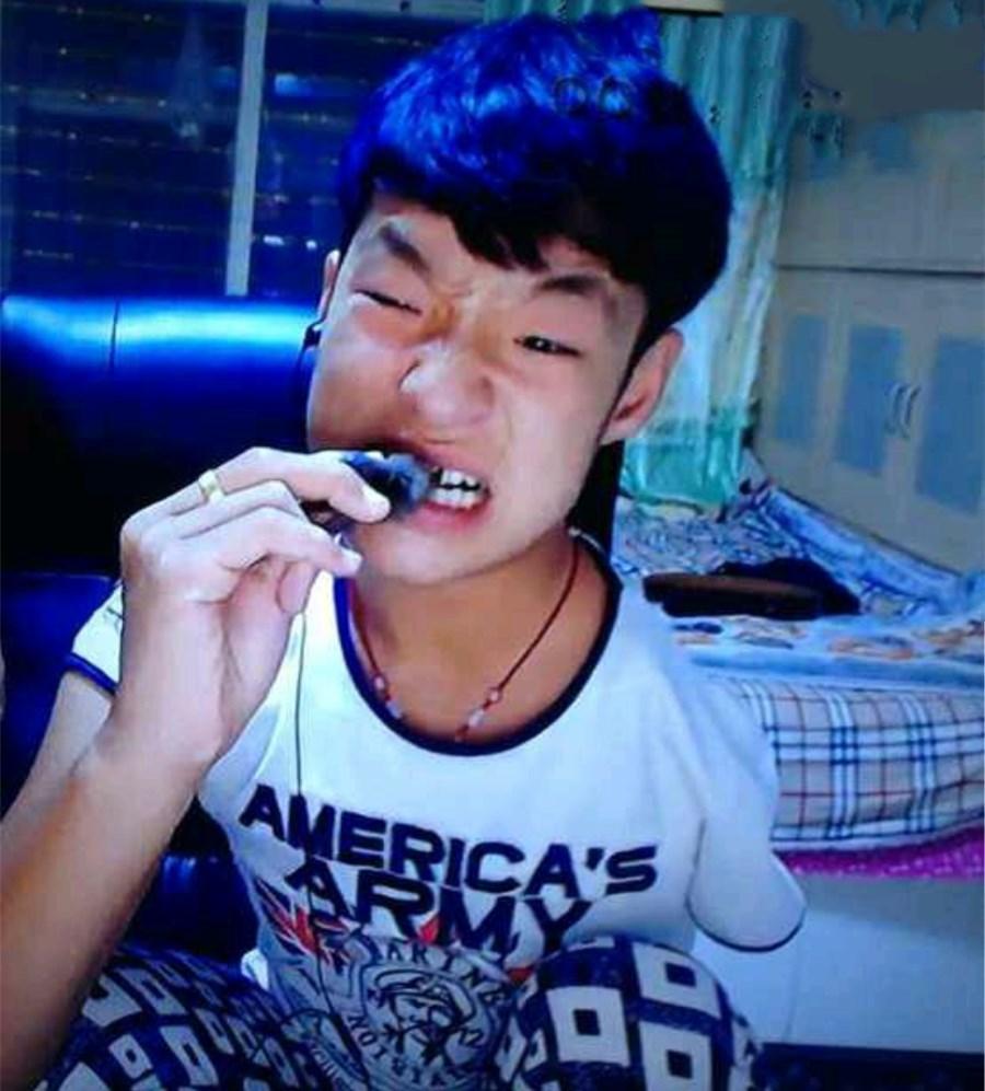 社会你胜哥:他是一个比赵本六还能吃的主播,几乎什么都敢吃,比如耗子