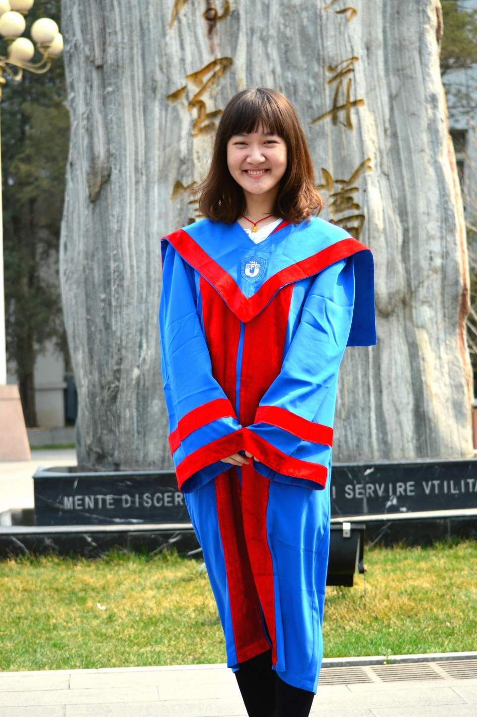 北外研究生毕业季美女硕士神采飞扬姐妹们的青春在校园里闪光