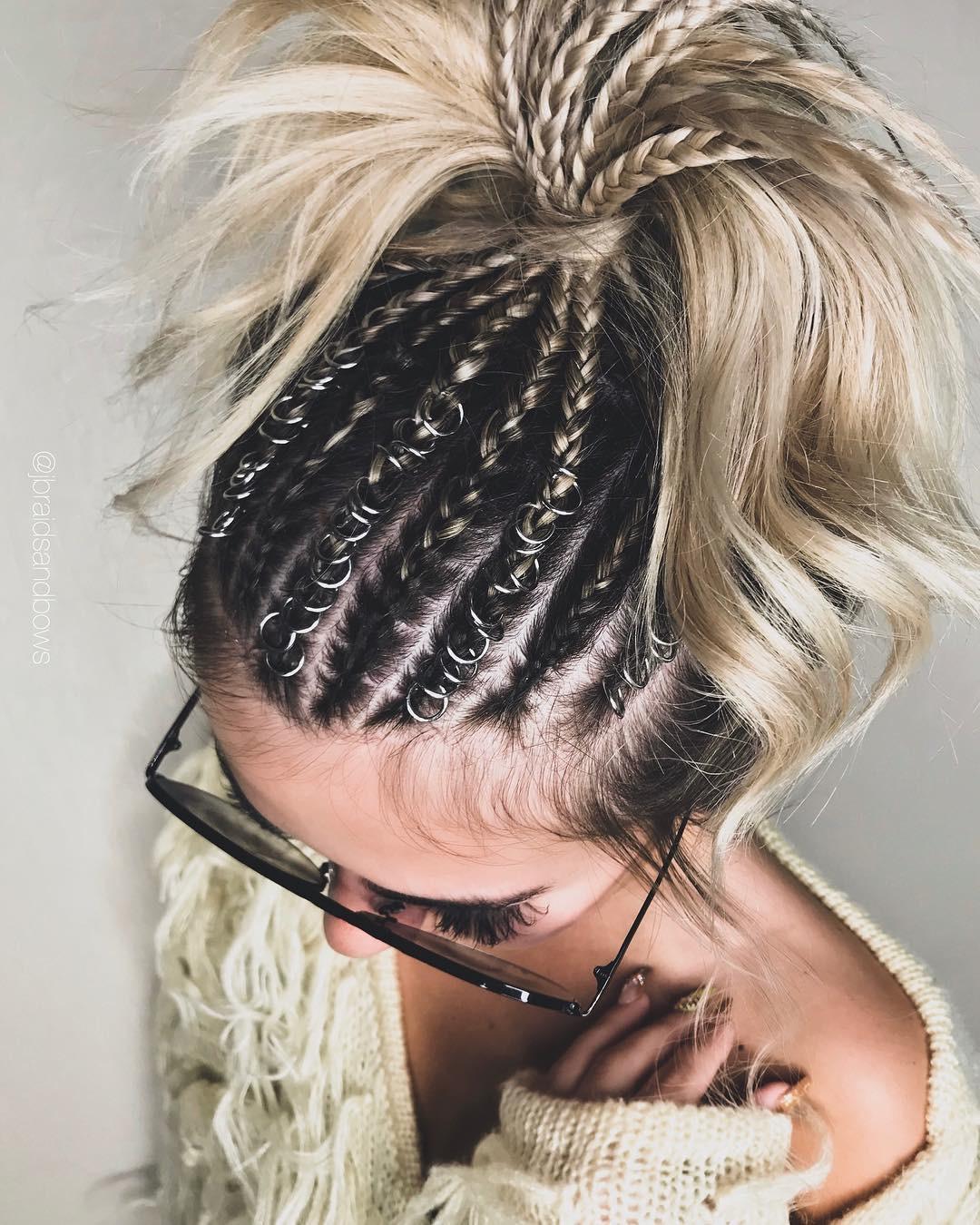 的话可以用发饰装饰下,就会很仙女操作步骤是,先将头发用橡皮筋松绑