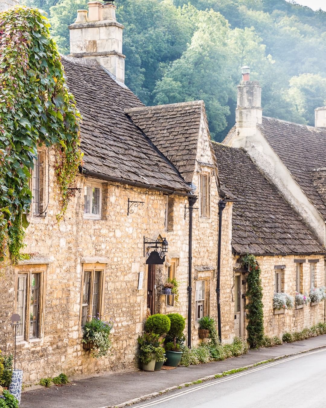 英国童话小镇库姆堡因古朴安宁的氛围闻名这里还是很多电影的取景地