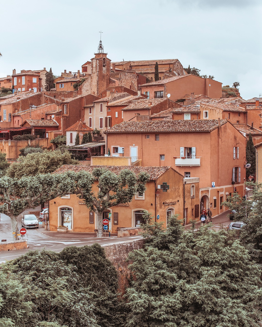 法国南部普罗旺斯湛蓝天空下充满艺术感的小城镇红土城