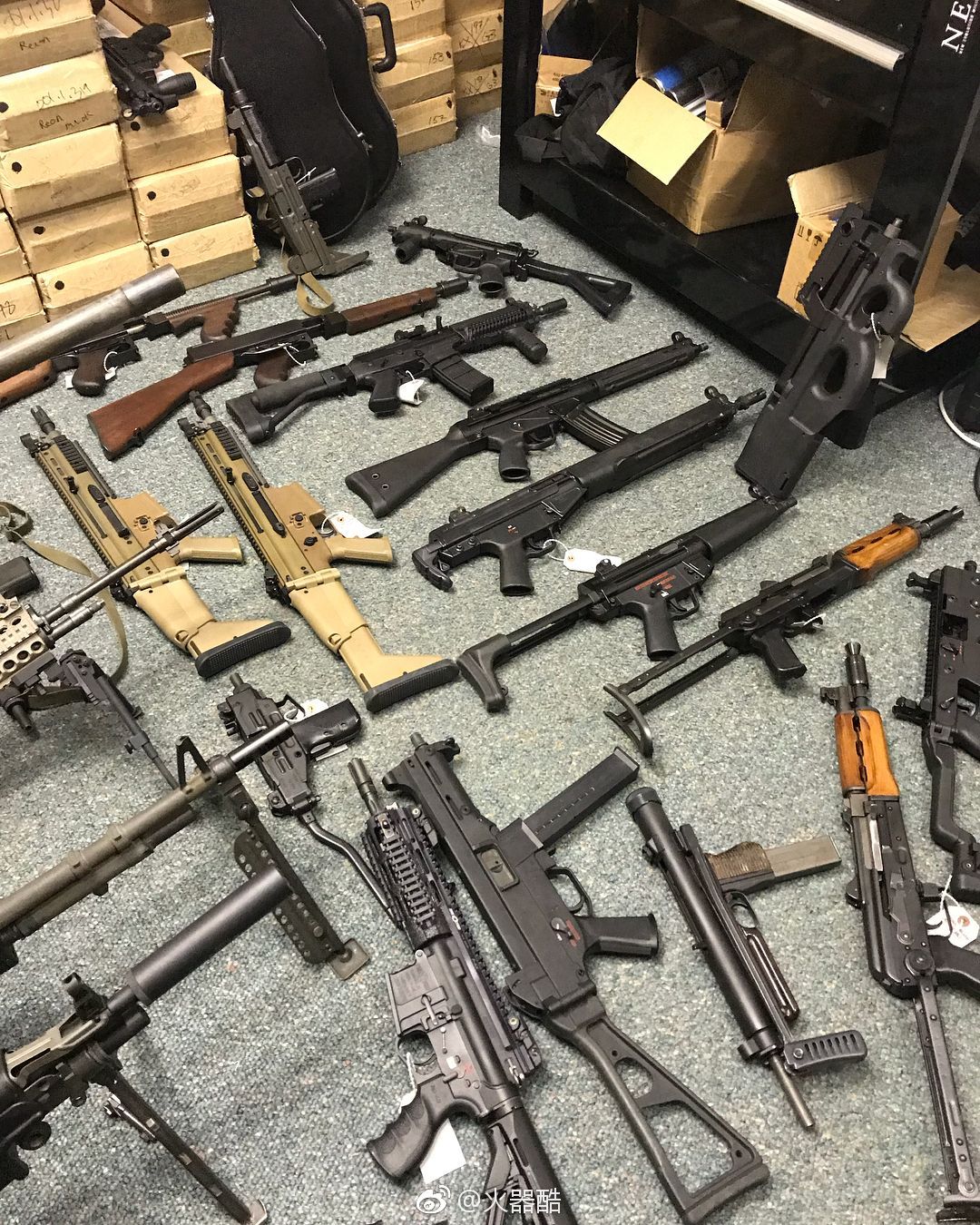 战术地摊美国某枪店老板秀存货