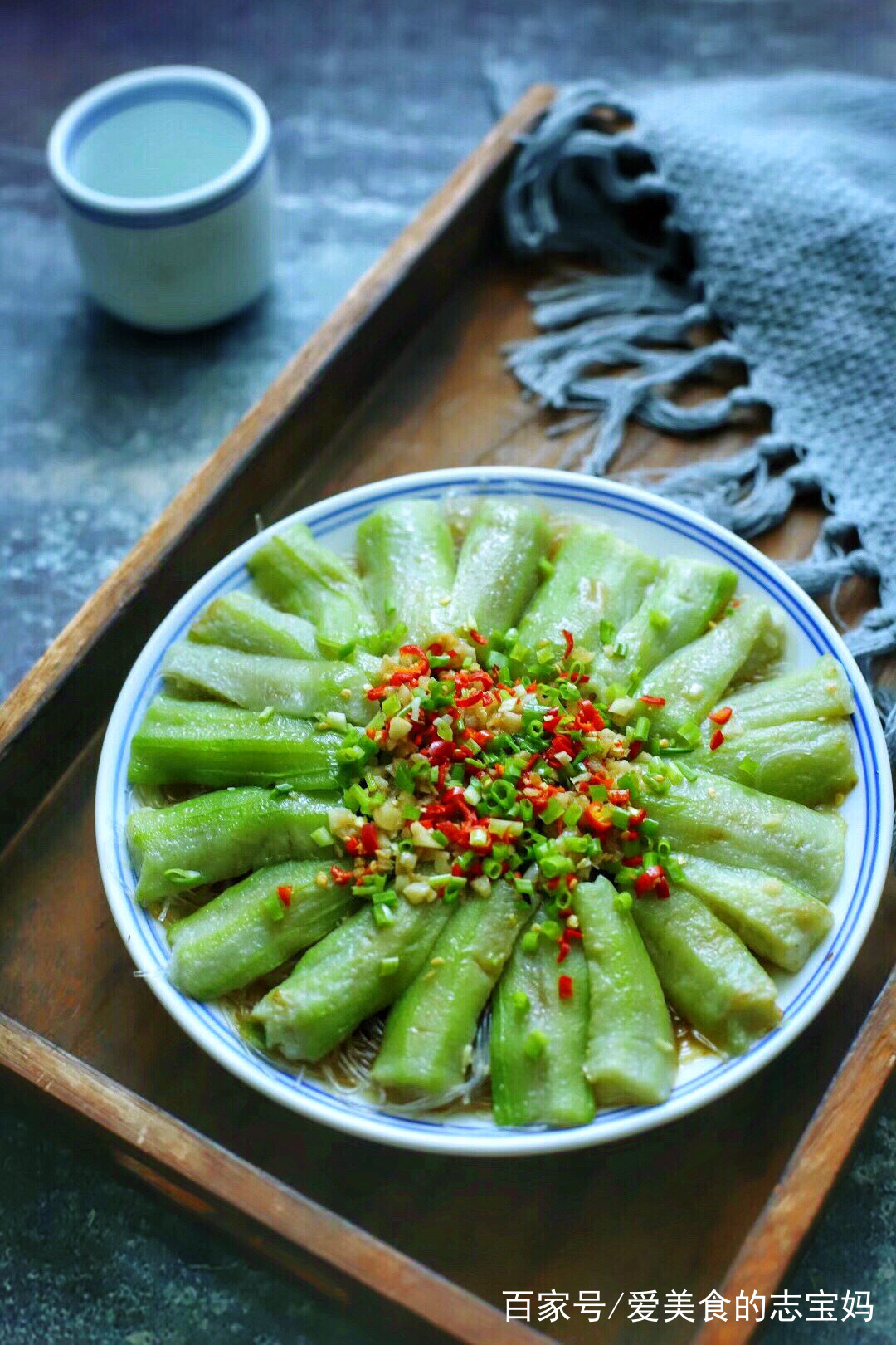 10,鲜香嫩滑,营养美味的蒜蓉粉丝蒸丝瓜就做好了.