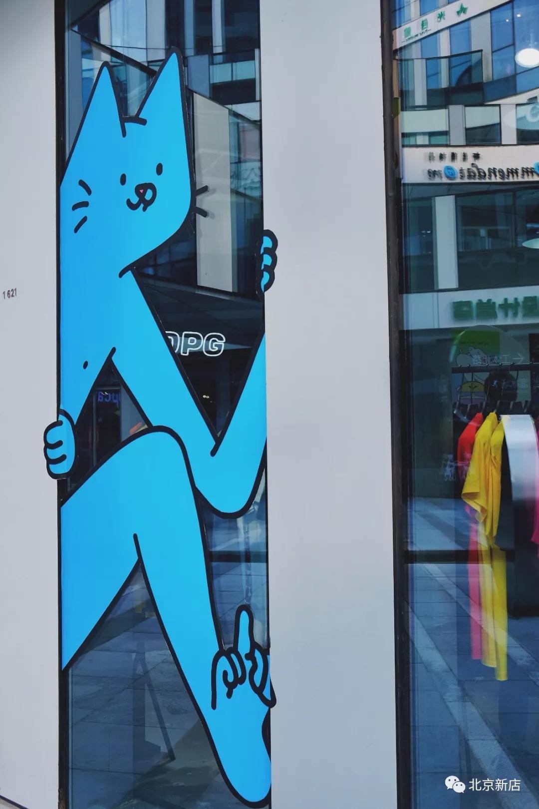 前几周荷兰潮牌蓝污猫的作者leon karssen还到店里,为粉丝现场作画.