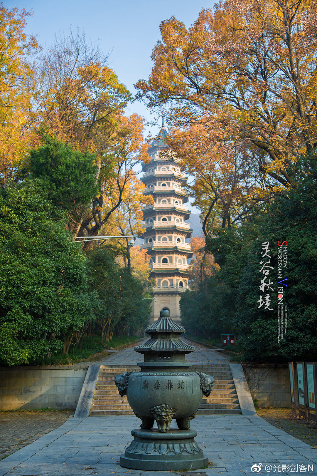 == 灵谷秋境 == 五彩之秋,南京灵谷寺风景区