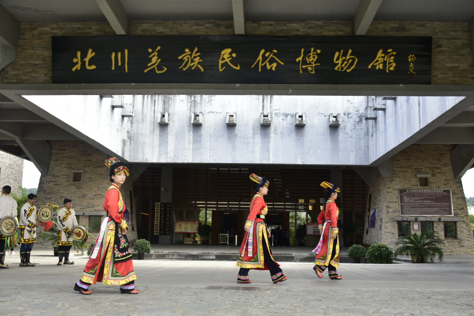 汶川地震十年回望到北川羌族民俗博物馆感受羌族同胞云朵上的豪情|民俗博物馆|羌族|北川|羌语|博物馆_新浪新闻