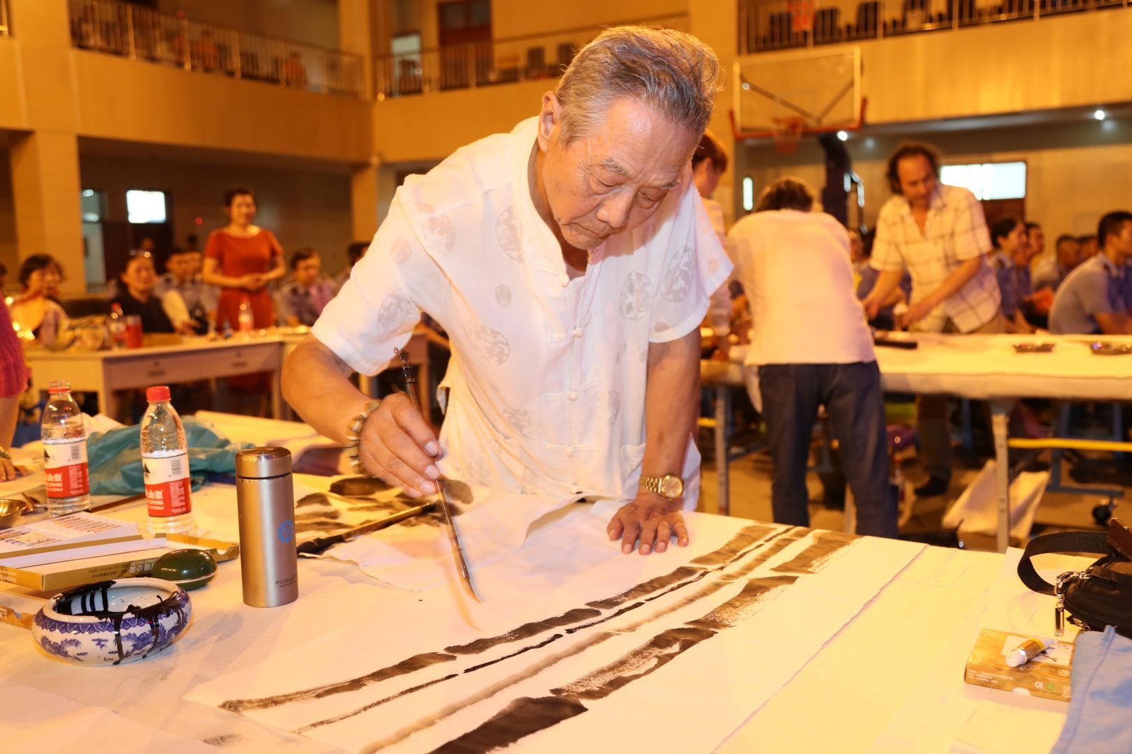 首博书画院王立生院长现场书写对人民解放军的爱国情怀!