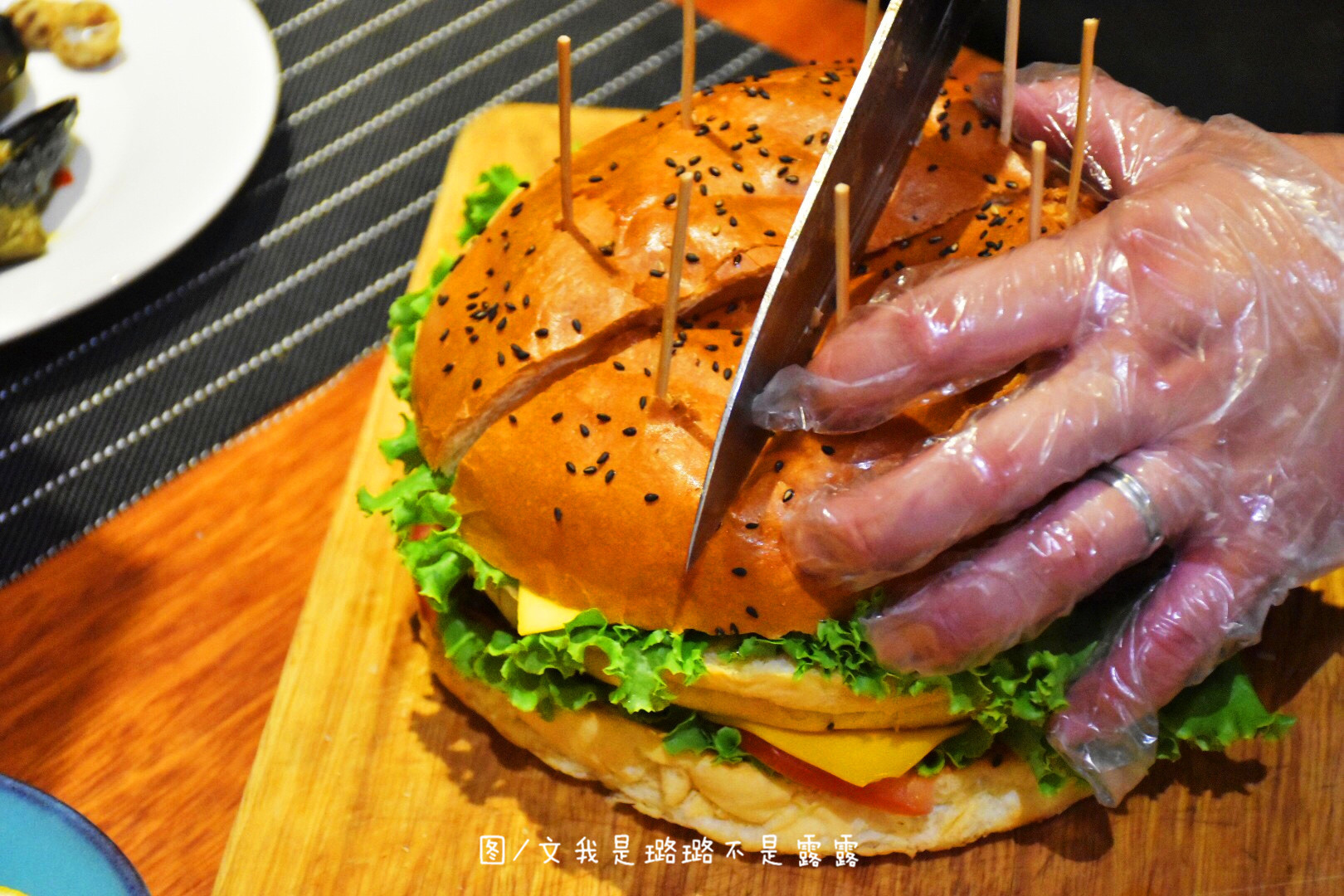 能够插蜡烛当生日蛋糕8个人一起吃的汉堡才是真的巨无霸