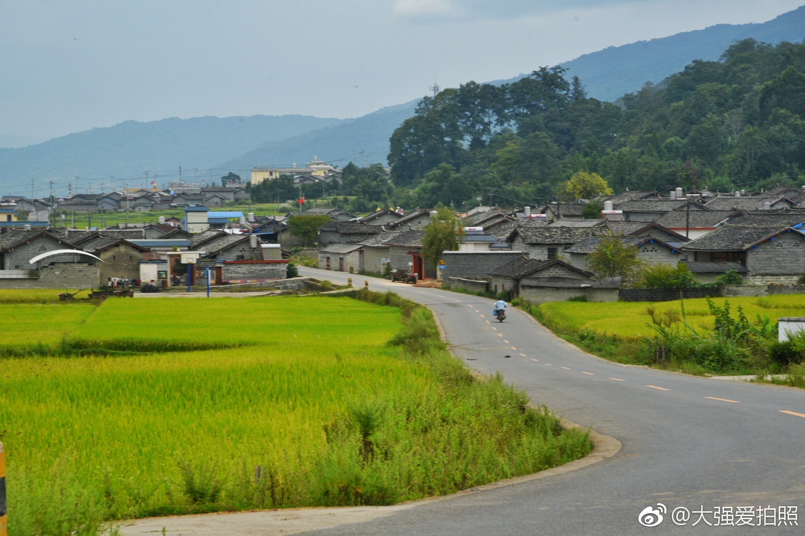 从盈江前往的路上,经过陇川县的户撒阿昌族乡
