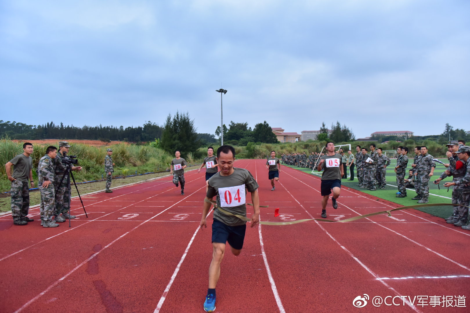 燃!战略支援部队某部举办军事体育运动会