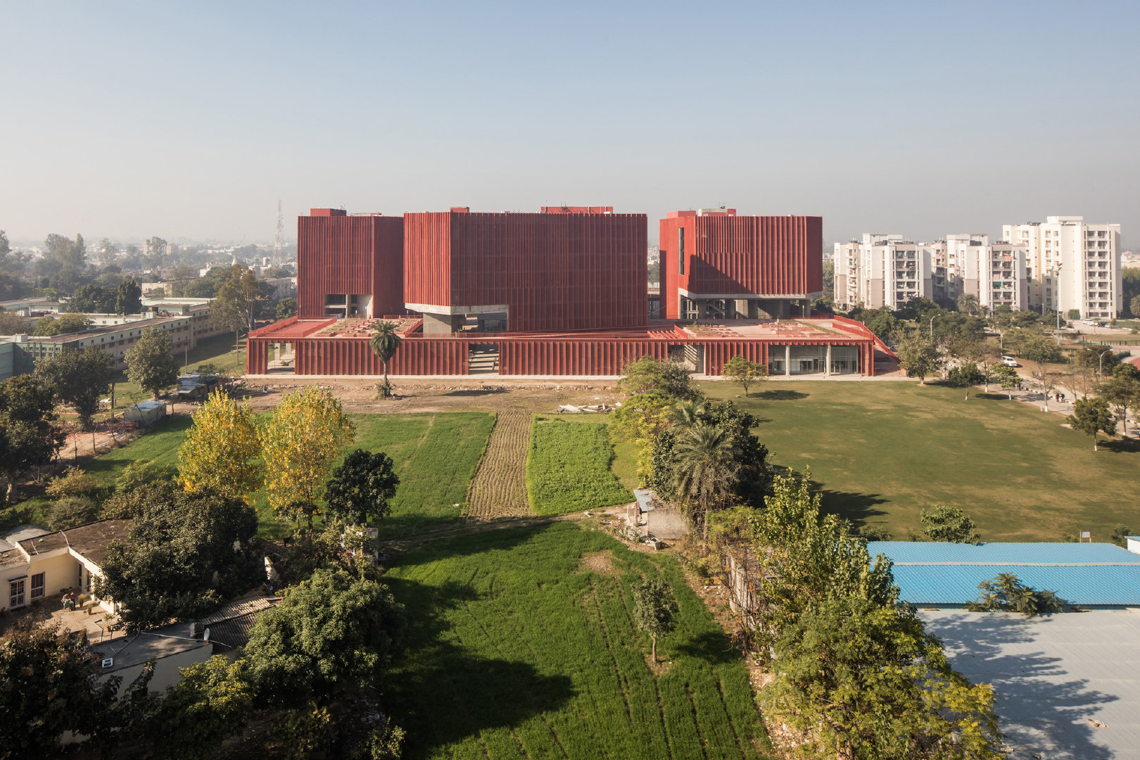 火红色渲染大地,喧嚣和宁静并存:塔帕大学学生宿舍一期工程建筑上使用