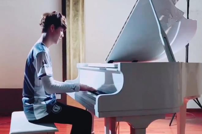 lpltheshy弹钢琴手速惊人难怪他能玩好carry型上单