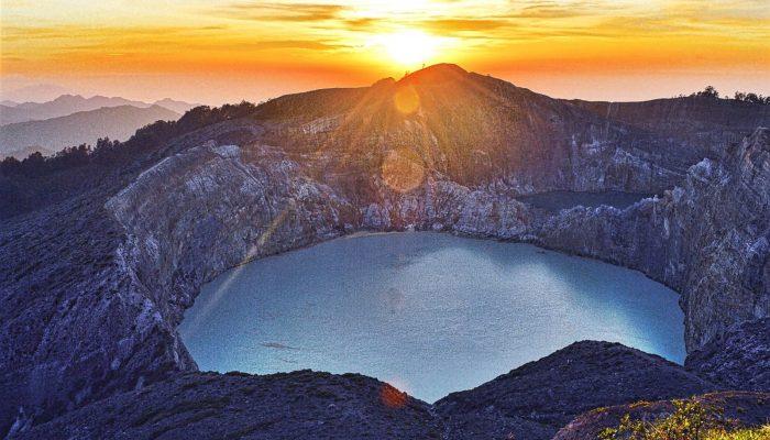 印度尼西亚有个神秘火山湖,一年能变6次颜色