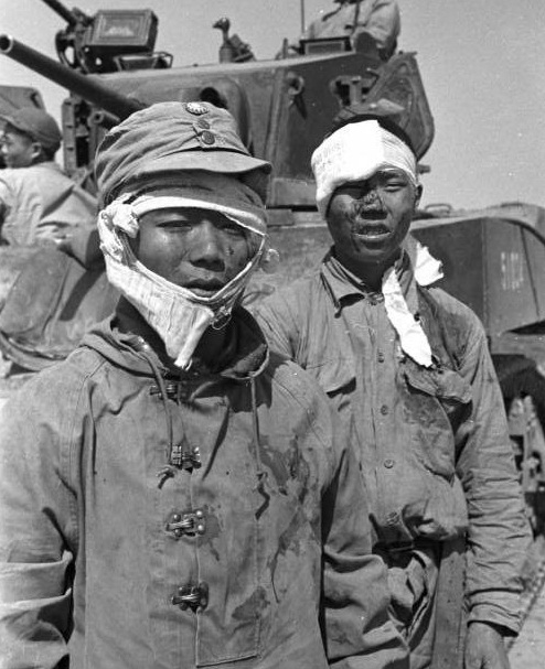 乘火车退往南方淮海战役中,国军的兵团级军官在大吃大喝国民党士兵