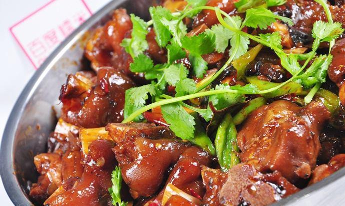 香辣蹄花是一个四川特色名菜,属于川菜系.以猪蹄,香芹,小葱,等为食材.