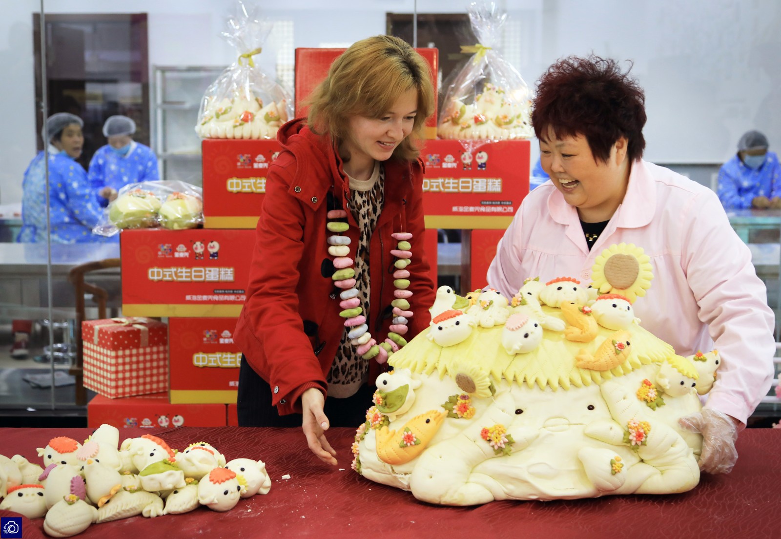 出自己的最新作品时,玛丽娜立刻走过去想要试试这个超大号馒头的重量