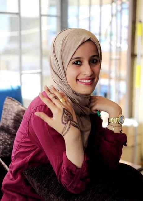 的穆斯林女性,她们并不回避你的镜头,甚至还非常配合,黑衣黑袍黑眸,透