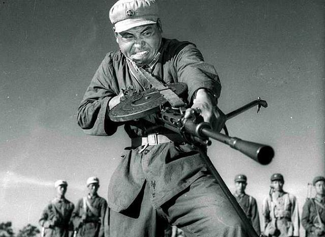 八路军最强机枪第1挺长相怪异士兵说老兵怕枪指第3挺