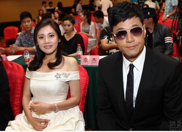 60岁于荣光近照,和丑妻恩爱30年,低调零绯闻,儿子像极了他