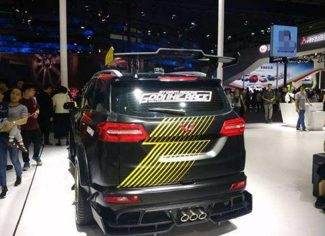 五菱宏光战神版漂移超车达190时速网友我在秋名山等你