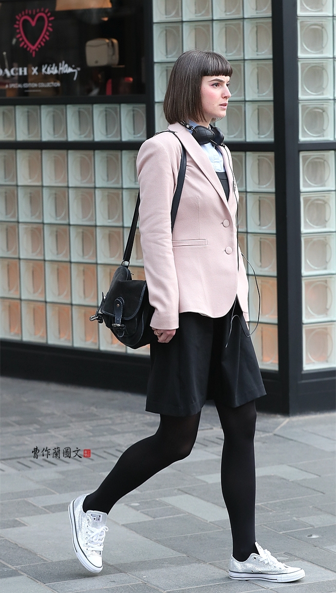 街拍青春靓丽的短发美女