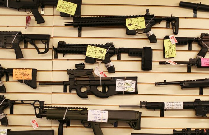俄罗斯枪支商店,几百块就可以买到微型冲锋枪,还有重机枪