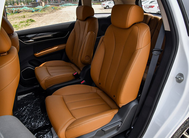 因为比7座版少了一个座椅,所以宋max 6座版的第二排乘客可以享受到