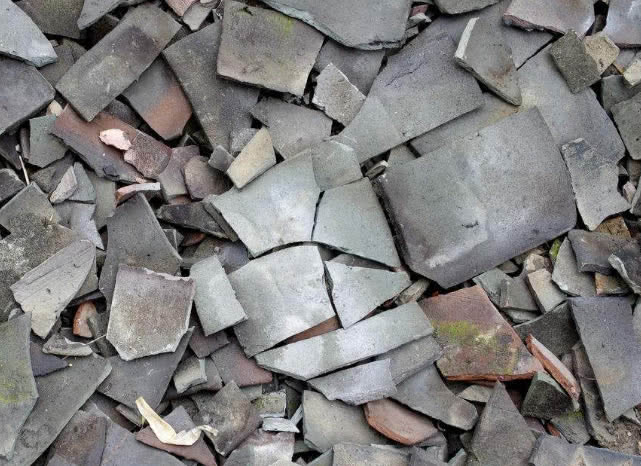 碎瓦片用来养花也很不错,一般我们会在花盆的底部放上小的碎砖瓦片