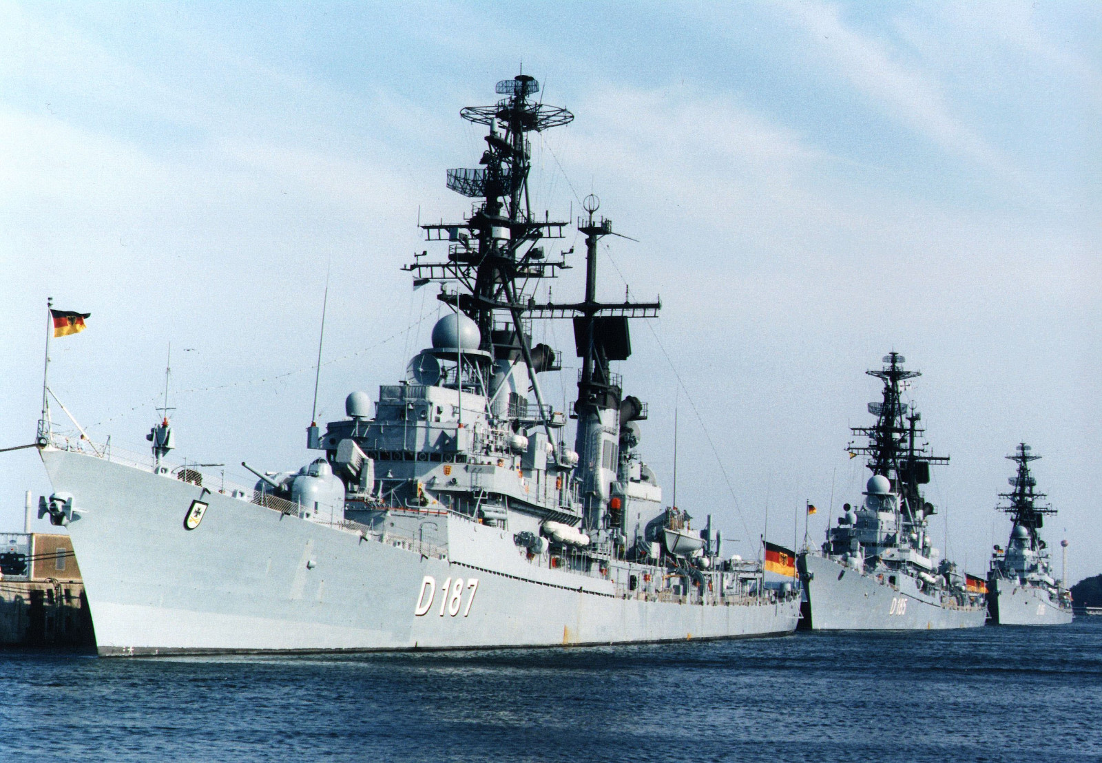 美国查尔斯亚当斯级驱逐舰已退役军舰,那时还没有鱼叉反舰导弹呢