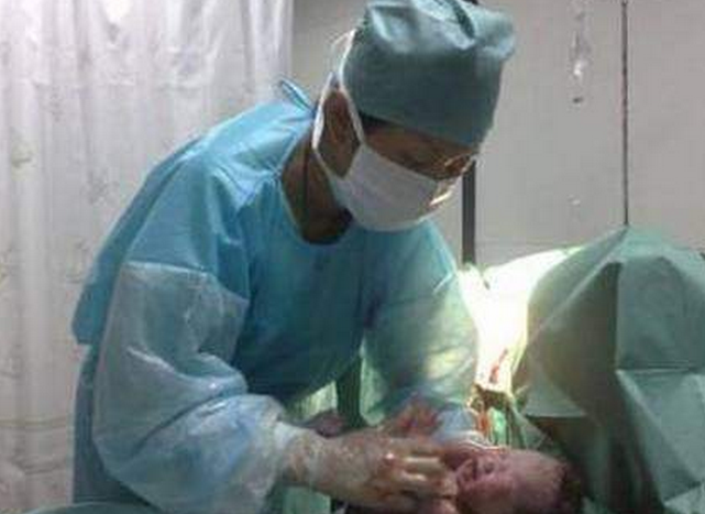 产妇顺产5小时,生出来的不是孩子,产妇看后非常尴尬