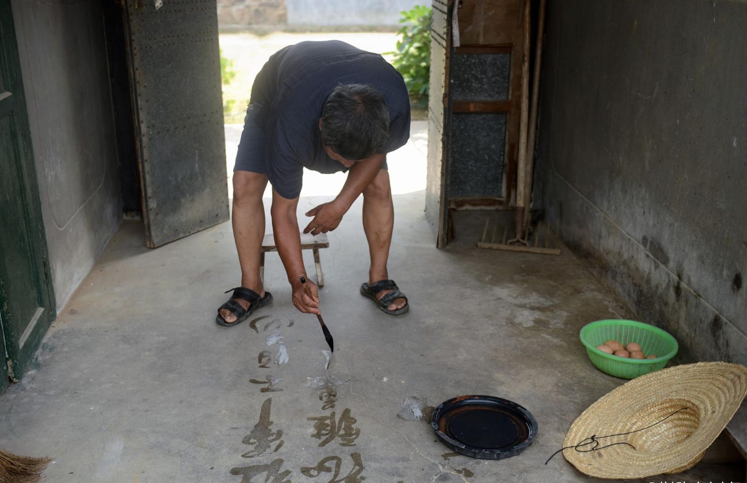 大爷对书法的热爱超乎一般人的想象,只要有空,就算没有纸,用毛笔蘸水