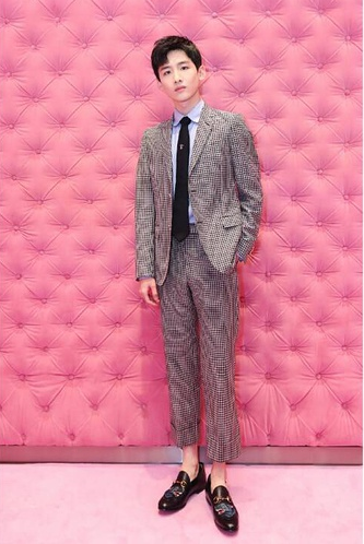 白敬亭,身高183cm.