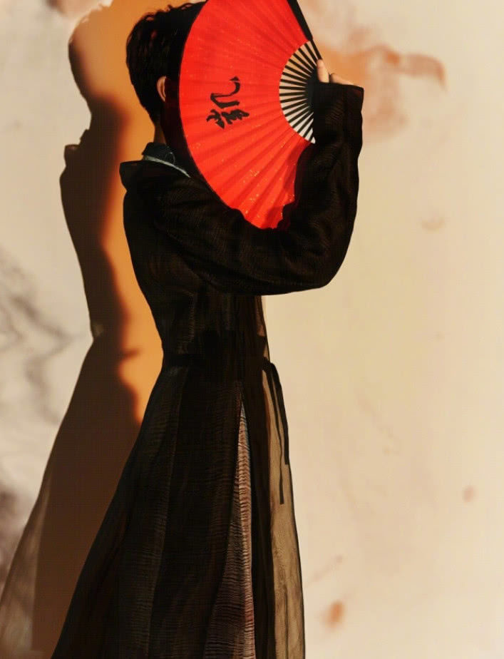 这是王俊凯扇子遮脸的照片,可以看出王俊凯纤细的身材,真是很迷人!