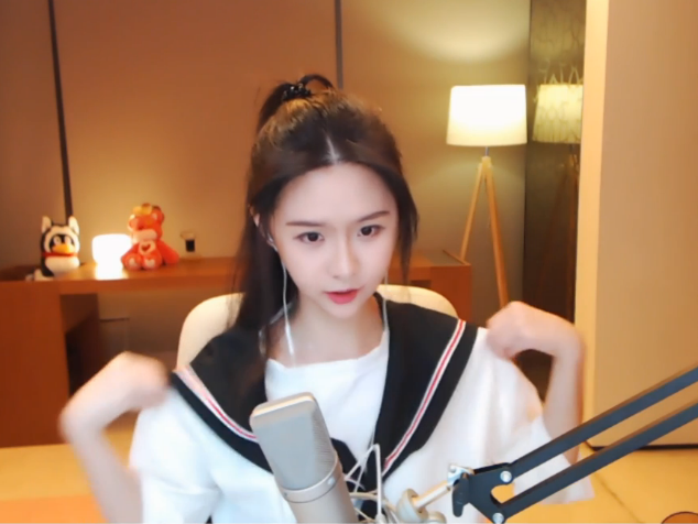 斗鱼阿冷首次穿水手服直播,粉丝"受宠若惊"并要求她唱这首歌