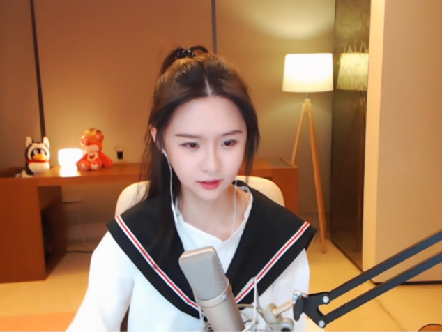 斗鱼阿冷首次穿水手服直播,粉丝"受宠若惊"并要求她唱这首歌