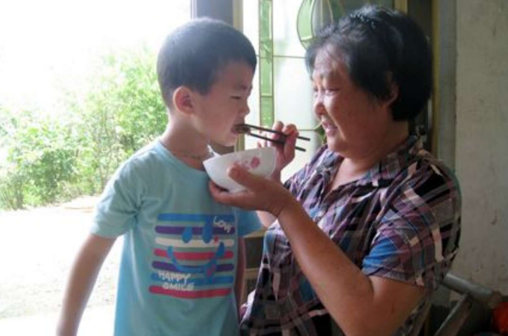 奶奶给13岁孙子喂饭,宝妈上前阻止,我就这么一个宝贝孙子!