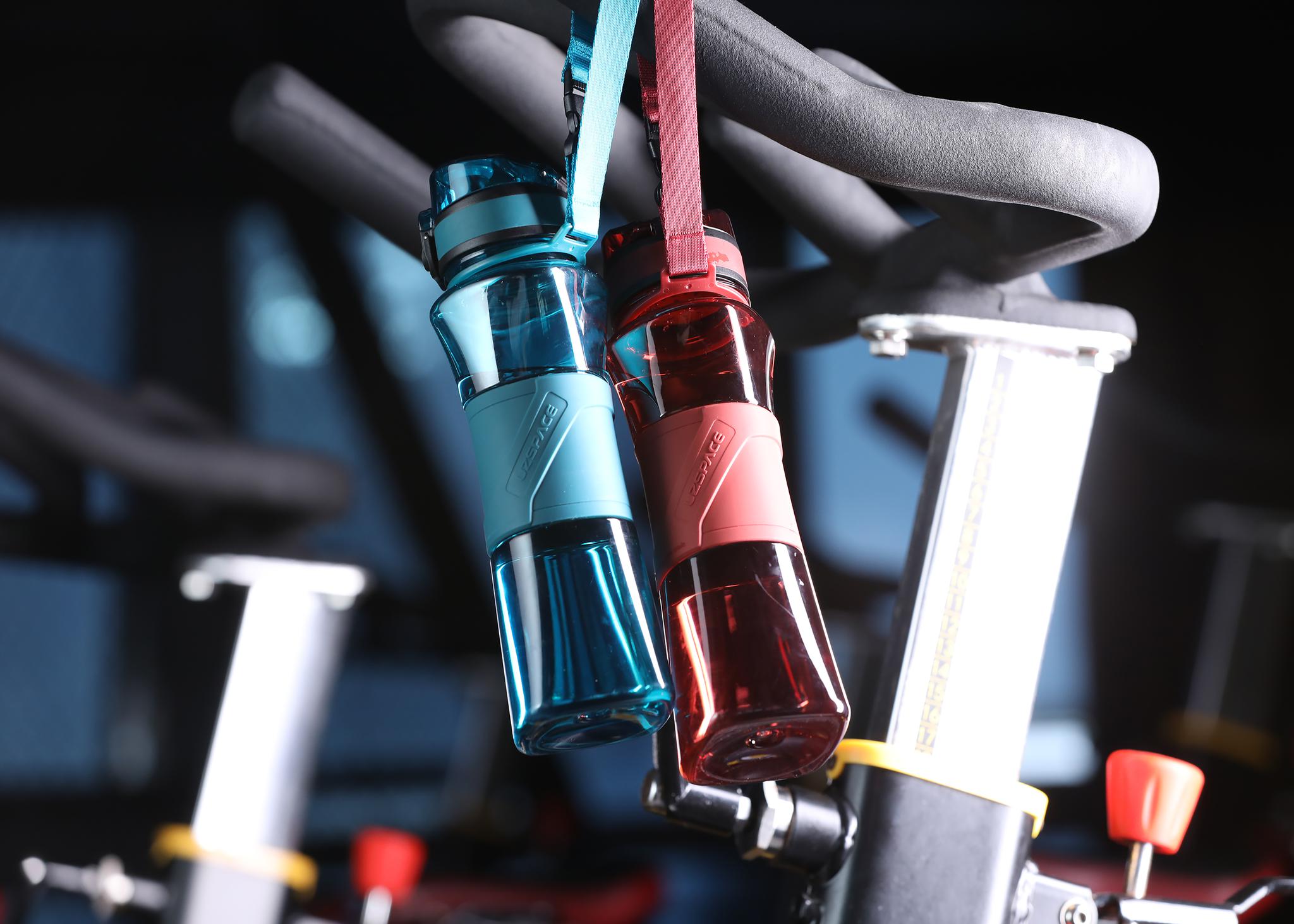 为他们策划制作运动水壶的产品广告https://v