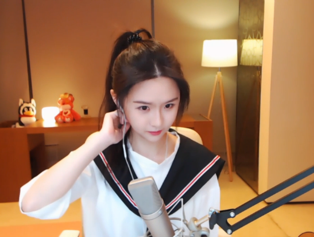 斗鱼阿冷首次穿水手服直播,粉丝"受宠若惊"并要求她唱这首歌