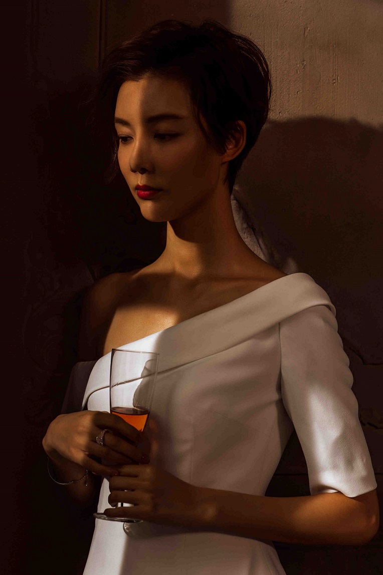 人气演员车晓初夏写真白衣飘飘,清新优雅仙气十足