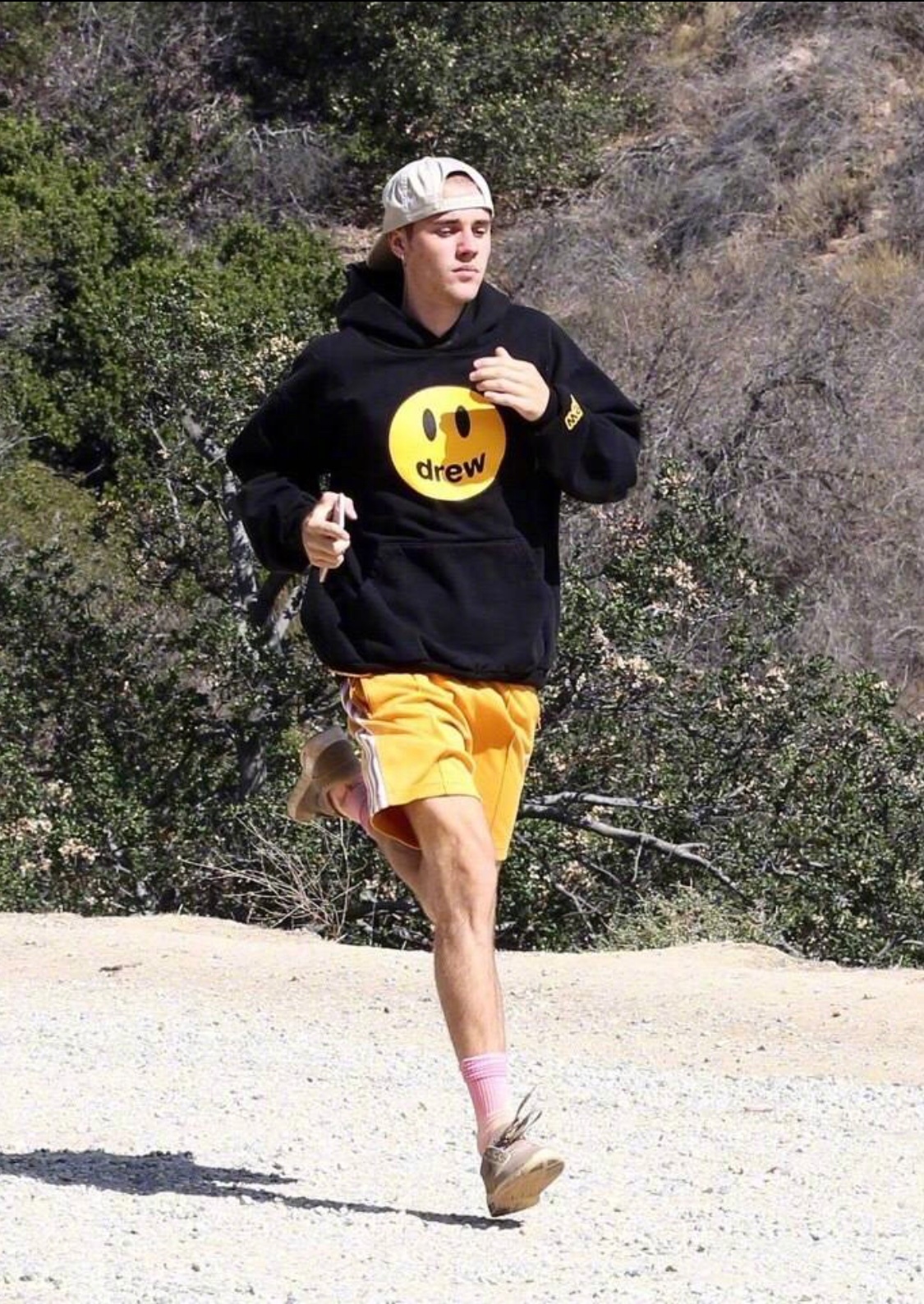 贾斯汀比伯justin bieber外出跑步被拍. 剪了长发刮了胡子