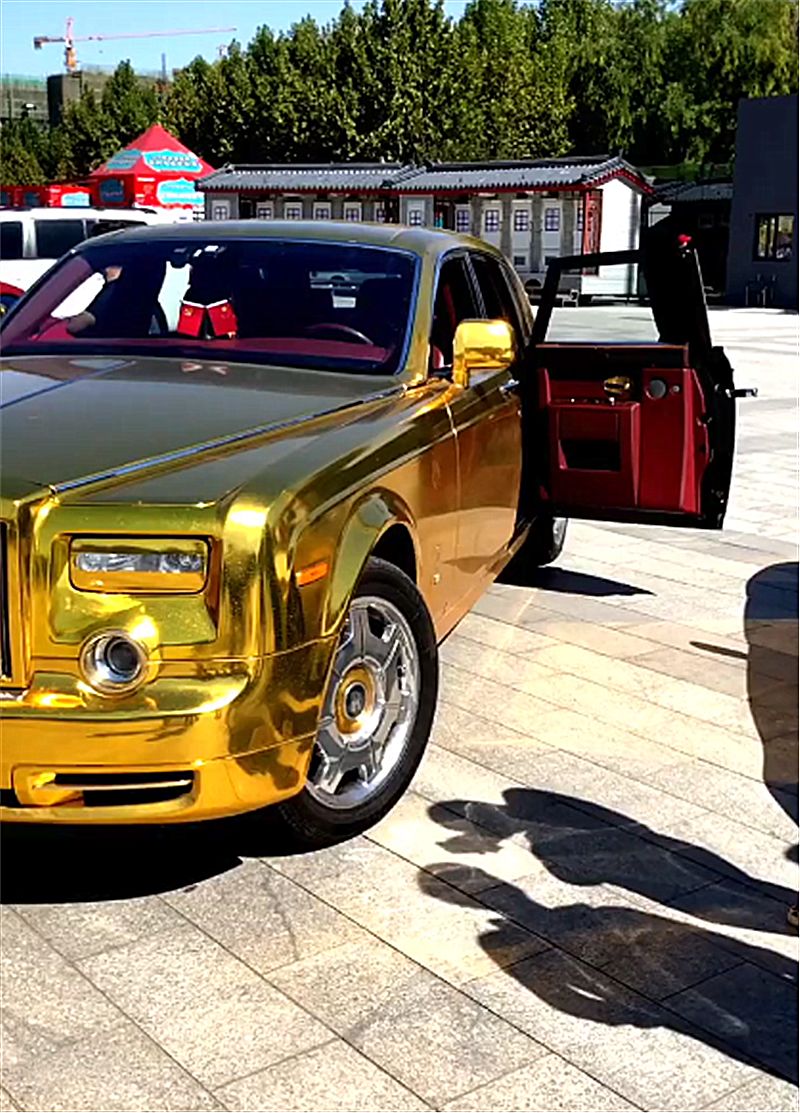 国内一土豪炫富,晒出土豪金劳斯莱斯,但网友关注点却在他的手!