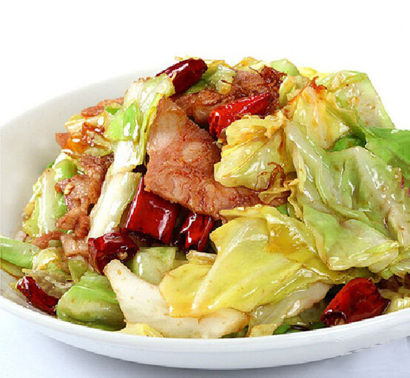 (方法步骤) 1,将包菜洗净切块待用;2,红椒洗净切块,五花肉煮熟切成