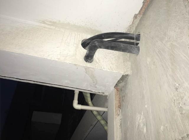 装空调为走管美观阳台挑梁上打两个洞物业就不怕阳台掉下来